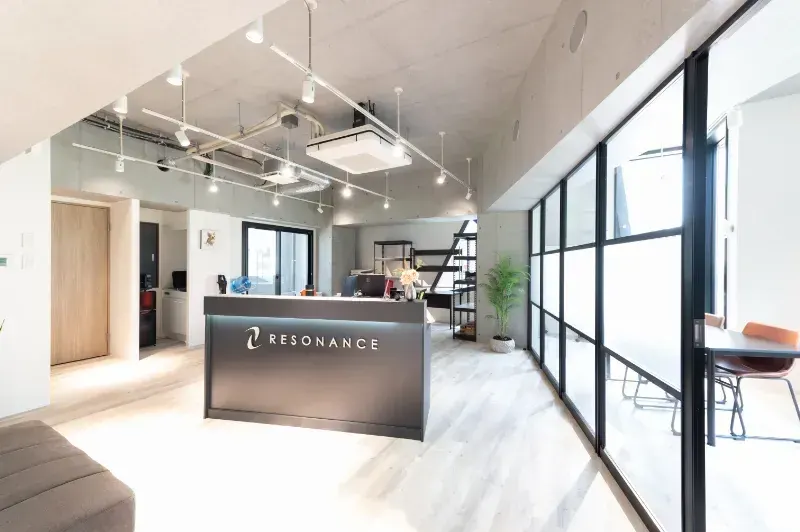 レゾナンスバーチャルオフィス青山店内観 受付風景｜レゾナンス（RESONANCE） 青山店のバーチャルオフィス