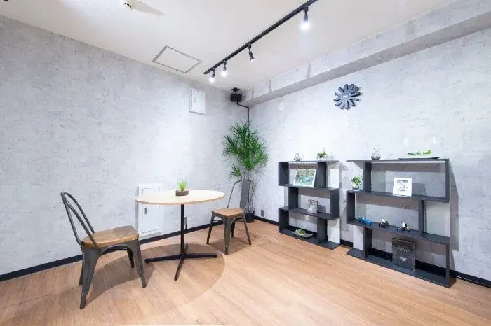 レゾナンスバーチャルオフィス渋谷神宮前店内観 受付前の席｜レゾナンス（RESONANCE） 渋谷神宮前店のバーチャルオフィス