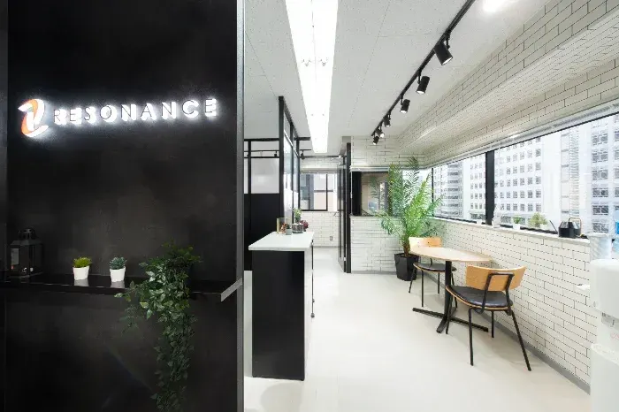 レゾナンスバーチャルオフィス新宿店内観 受付風景｜レゾナンス（RESONANCE） 新宿店のバーチャルオフィス